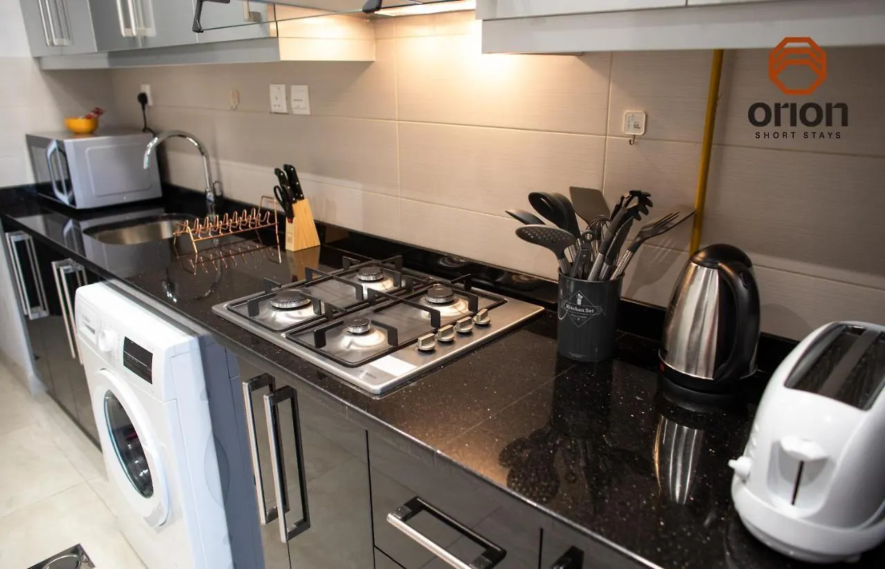 Canal View Studio: Dubai Mall Proximity & Luxury Amenities